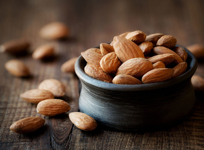 nighttime non-bloating snacks: almonds